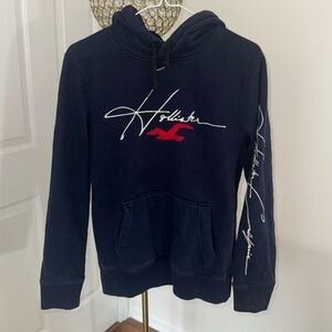 #62 💙 Hollister 
Men’s X-Small 
Sweatshirt 
Like new
Dark Blue